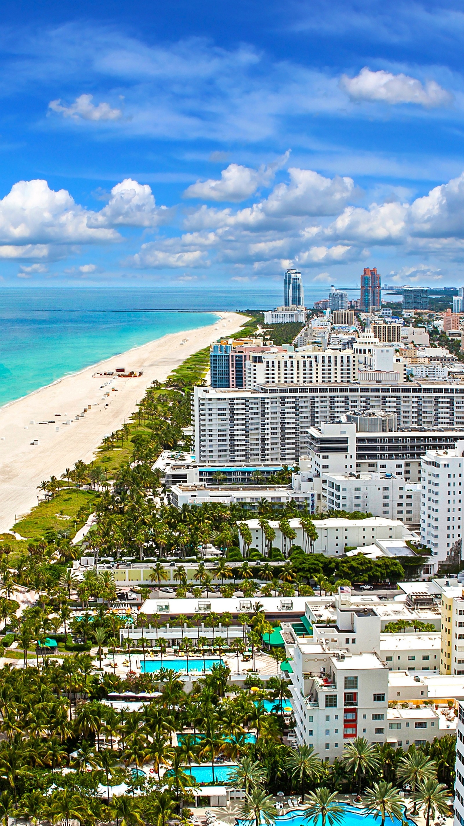 Arabische sicht auf einen strand und eine stadt mit einem pool (florida, miami beach, usa)