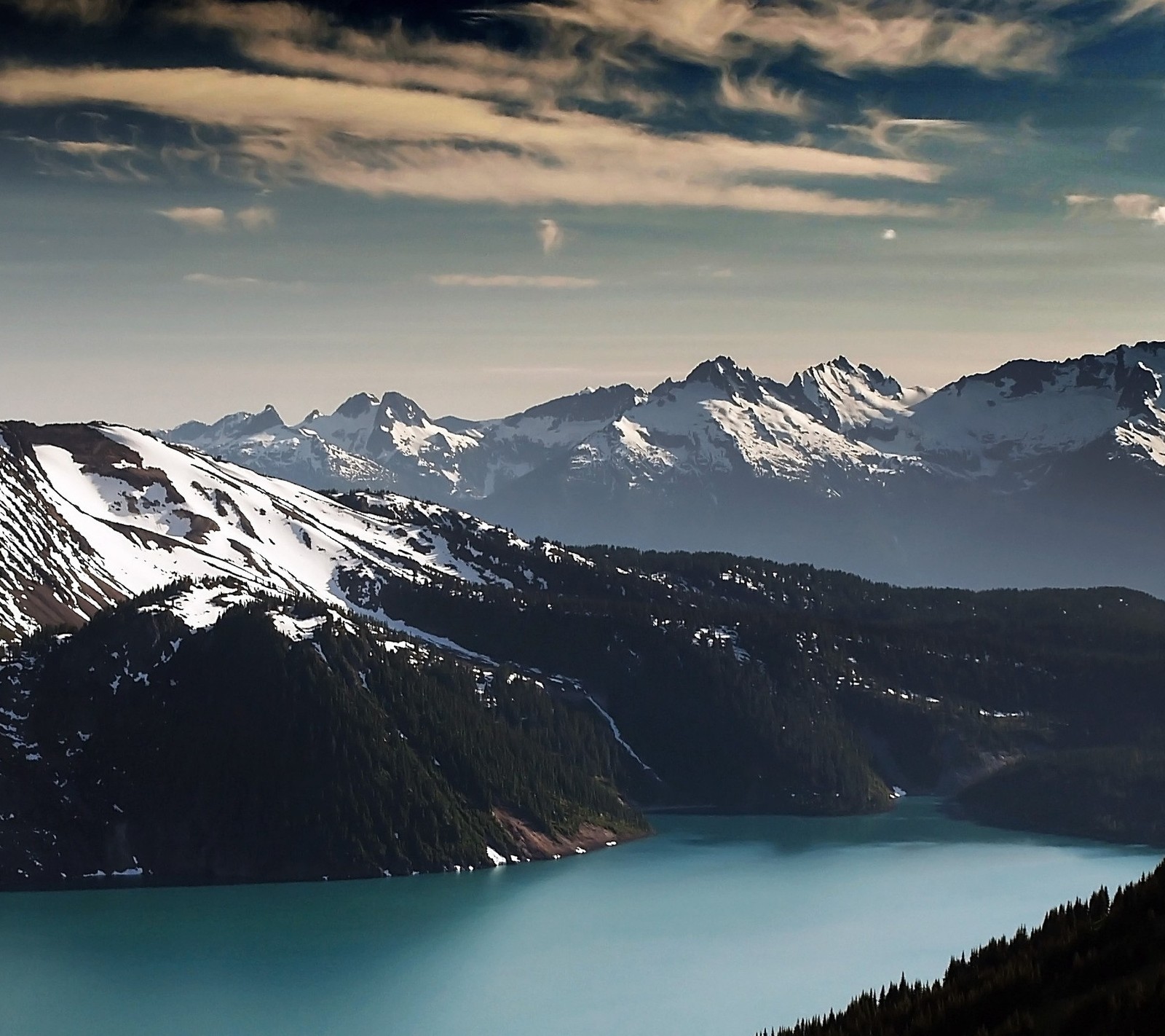 Montanhas com neve e um lago no meio (paisagem, natureza)