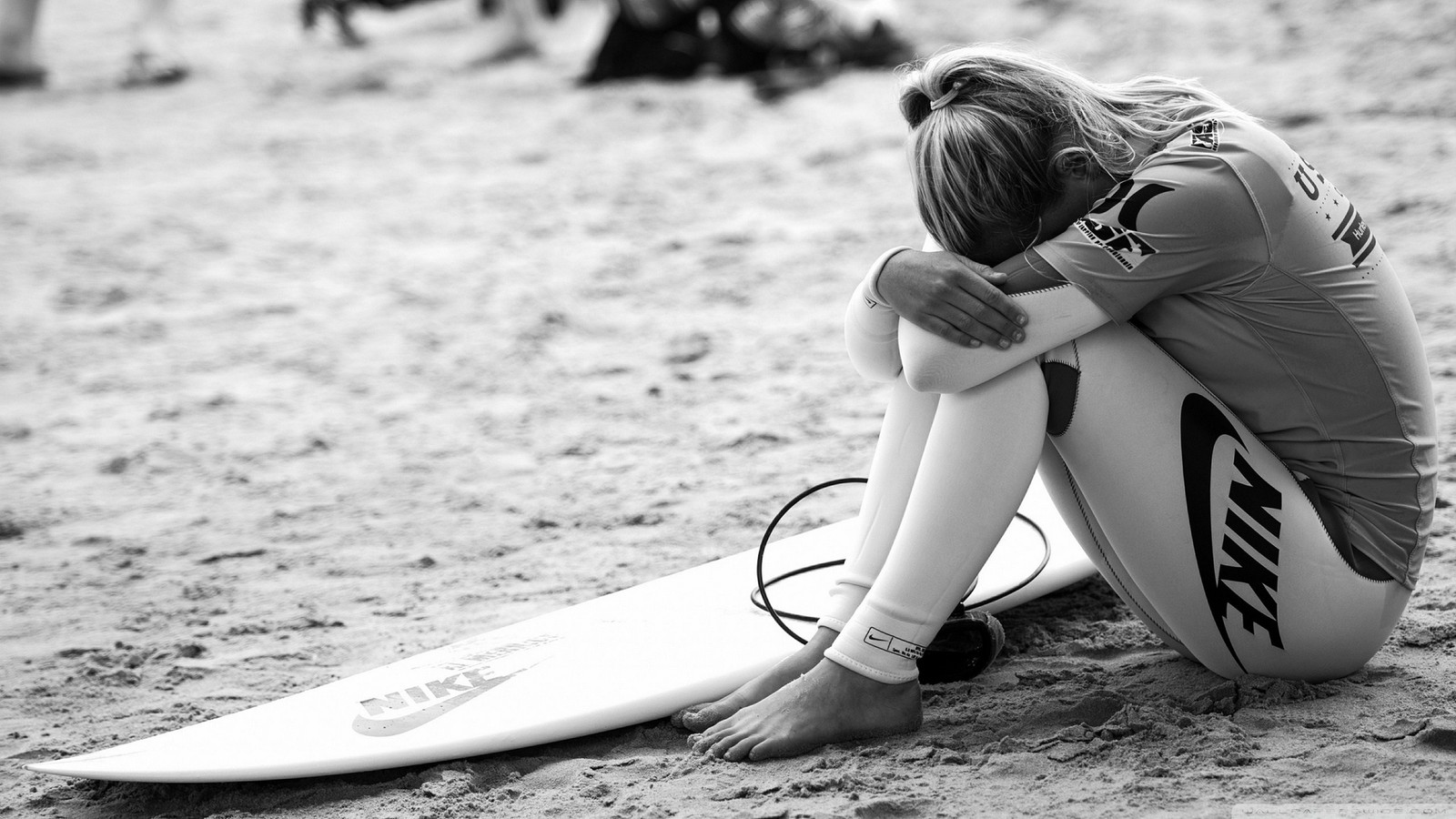 Une surfeuse assise sur la plage avec sa planche de surf à la main (planche de surf, blanc, petite amie, amour, fille)