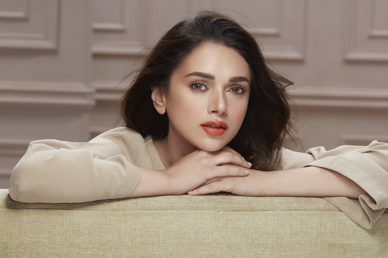 Une femme aux longs cheveux et un pull beige assise sur un canapé (aditi rao hydari, belle actrice, portrait, actrice de bollywood, actrice indienne)