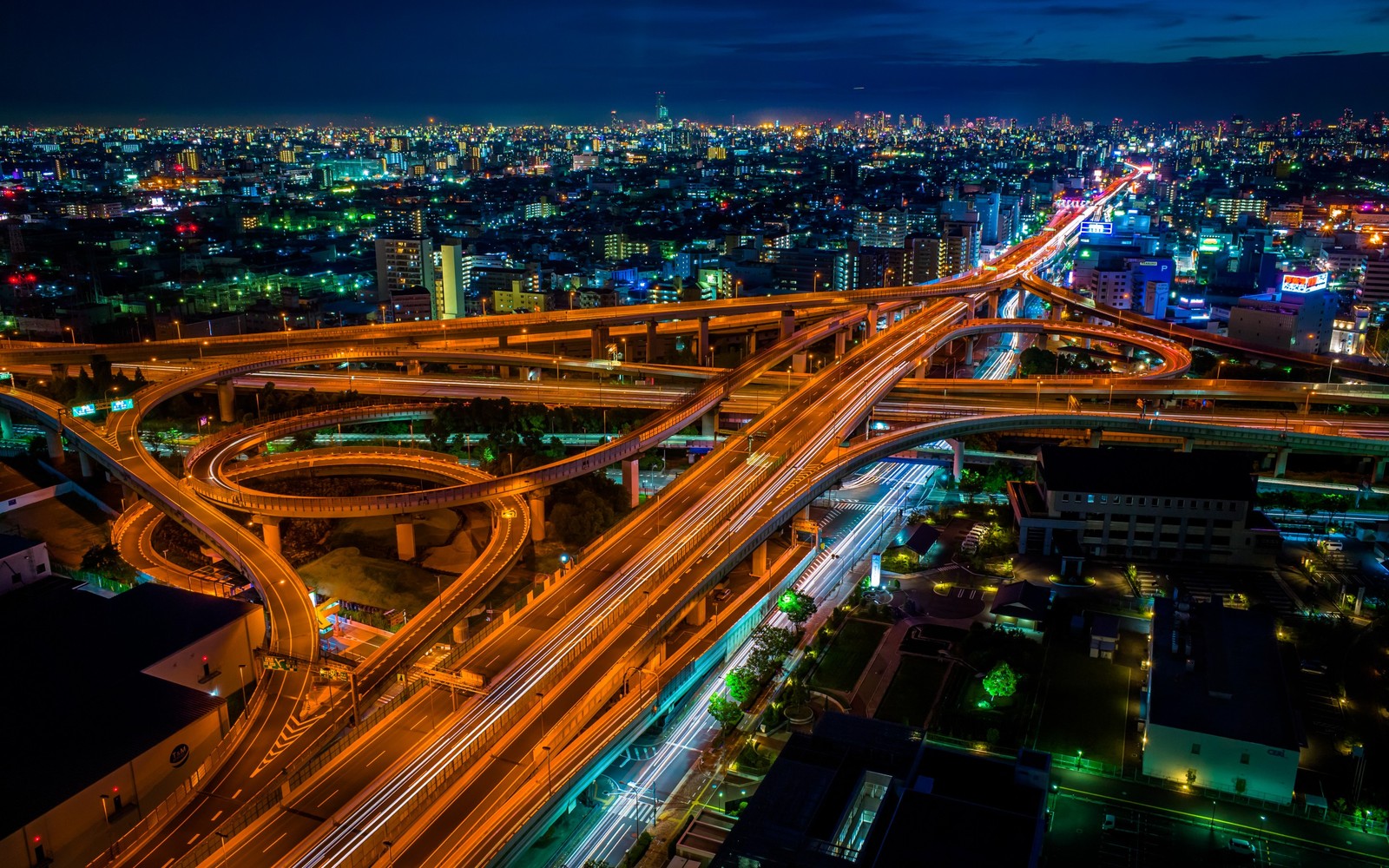 Vista de uma cidade à noite com uma rodovia (paisagem urbana, área urbana, rodovia, cidade, metrópole)