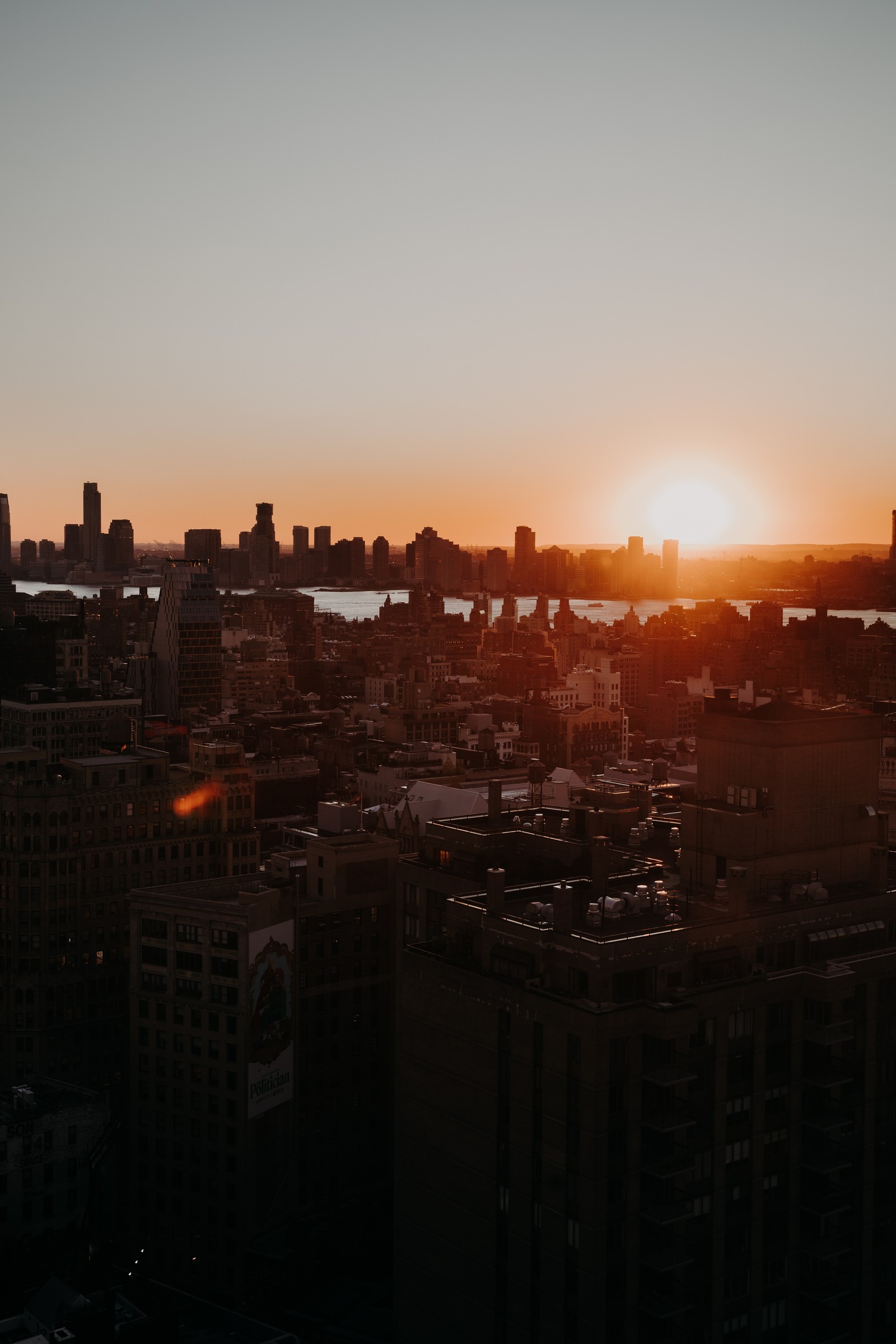 Arabische sicht auf die skyline einer stadt mit einem sonnenuntergang im hintergrund (wolkenkratzer, himmel, sonnenuntergang, horizont, stadt)