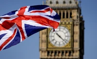 Union Jack em frente ao Big Ben, um marco proeminente de Londres.