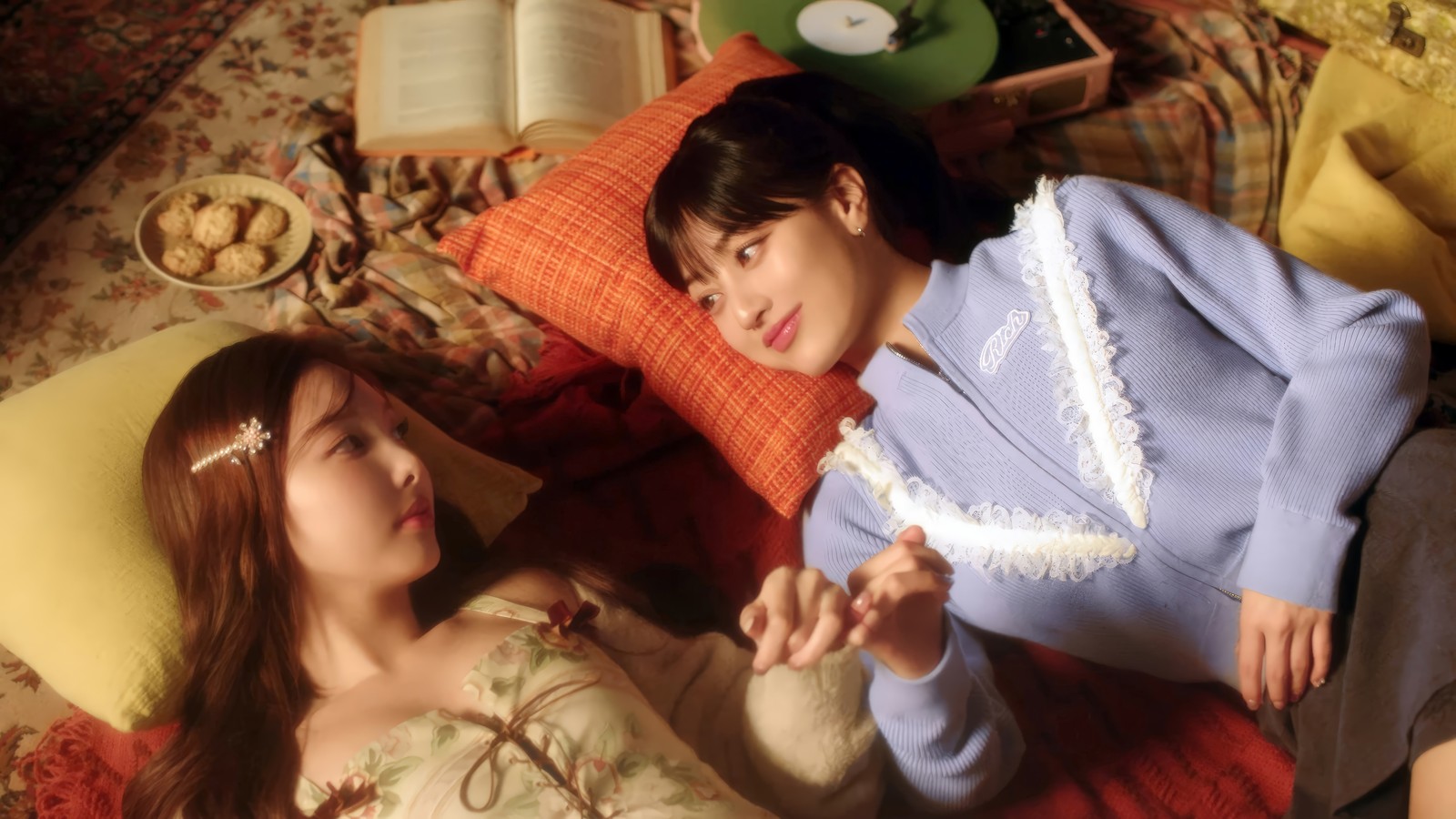 Deux femmes allongées sur un lit avec des oreillers et un livre (deux fois, 트와이스, coréen, groupe de filles, k pop)