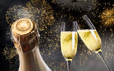 Toast de champagne célébratoire avec des feux d'artifice pour le réveillon du Nouvel An