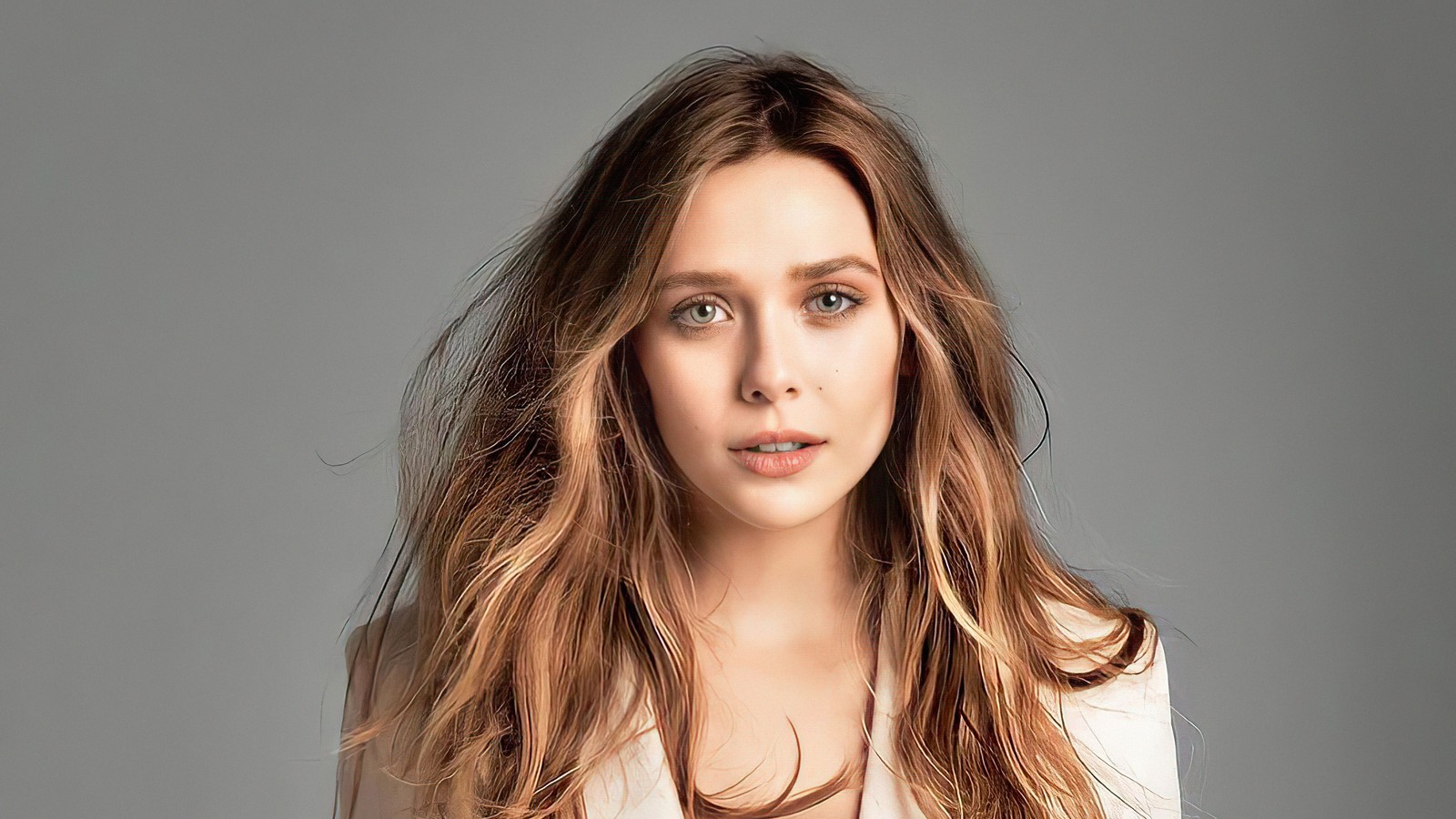 Gros plan d'une femme aux longs cheveux portant une chemise blanche (elizabeth olsen, portrait, actrice américaine, gens, fond décran 4k)