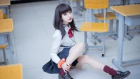 Cosplay elegante de colegial em um ambiente de sala de aula