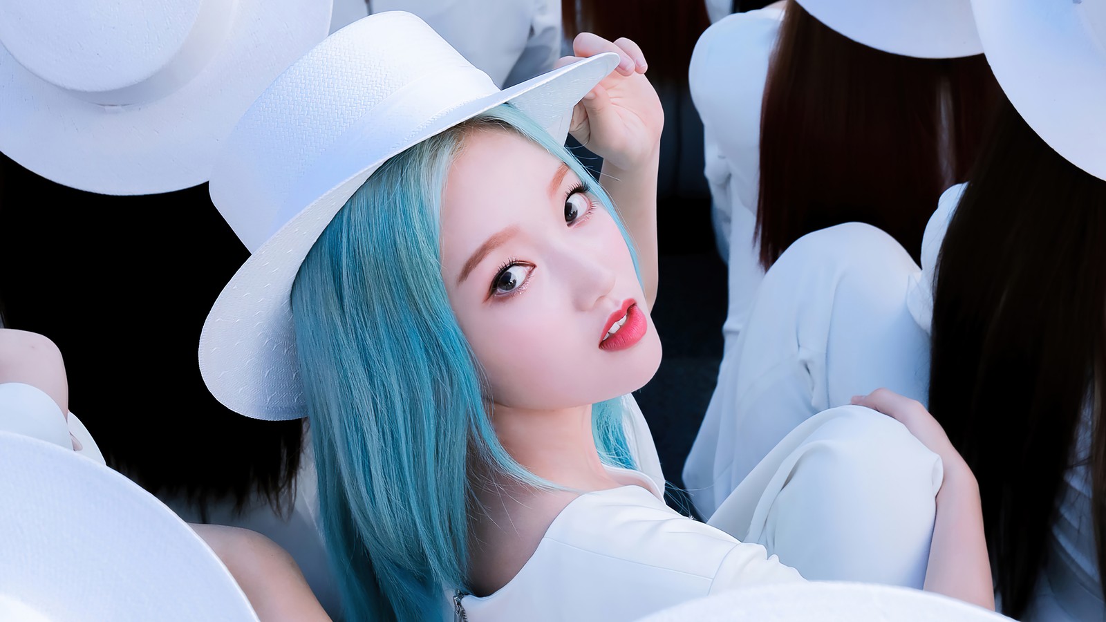 Il y a une femme aux cheveux bleus portant un chapeau blanc (loona, looπδ, idole du mois, 이달의 소녀, kpop)