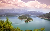 Paisagem de fiorde montanhoso serena com águas azuis e vegetação exuberante