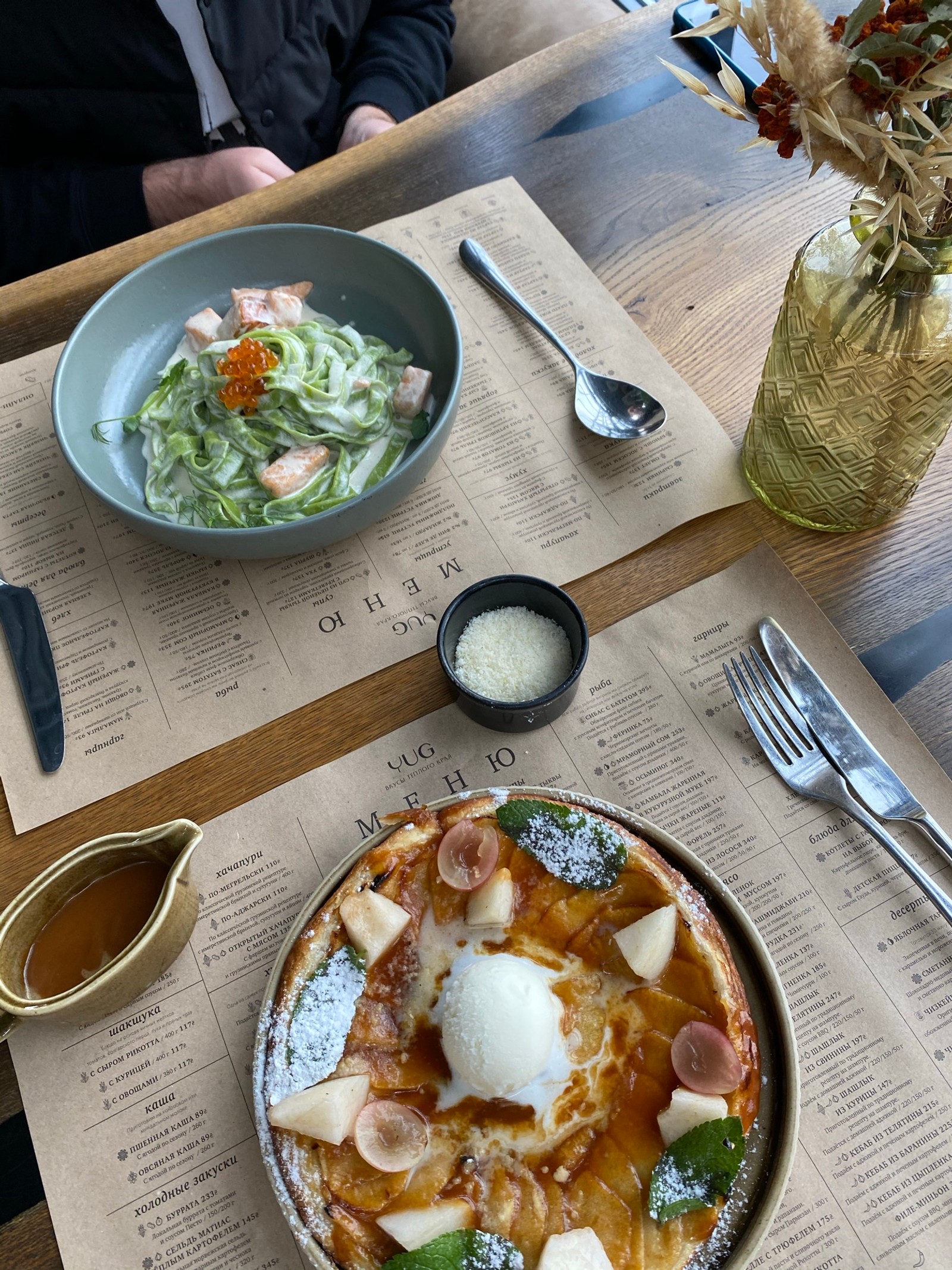 Hay un plato de comida en una mesa con un tazón de sopa (plato, desayuno, brunch, comida, utensilios de mesa)