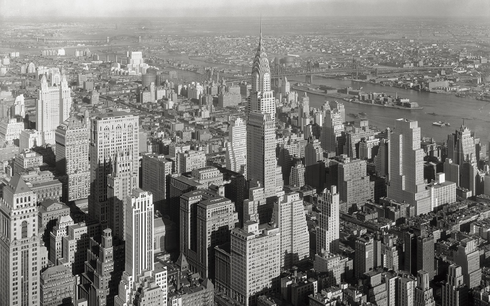 Вид на город с рекой и мостом (здание крайслер, chrysler building, здание эмпайр стейт, empire state building, небоскреб)