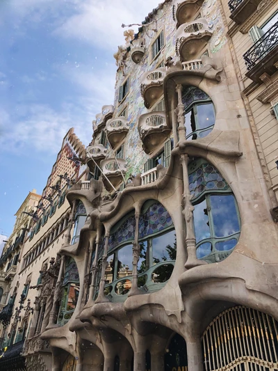 Уникальный фасад Casa Batlló: шедевр модернистской архитектуры в Барселоне