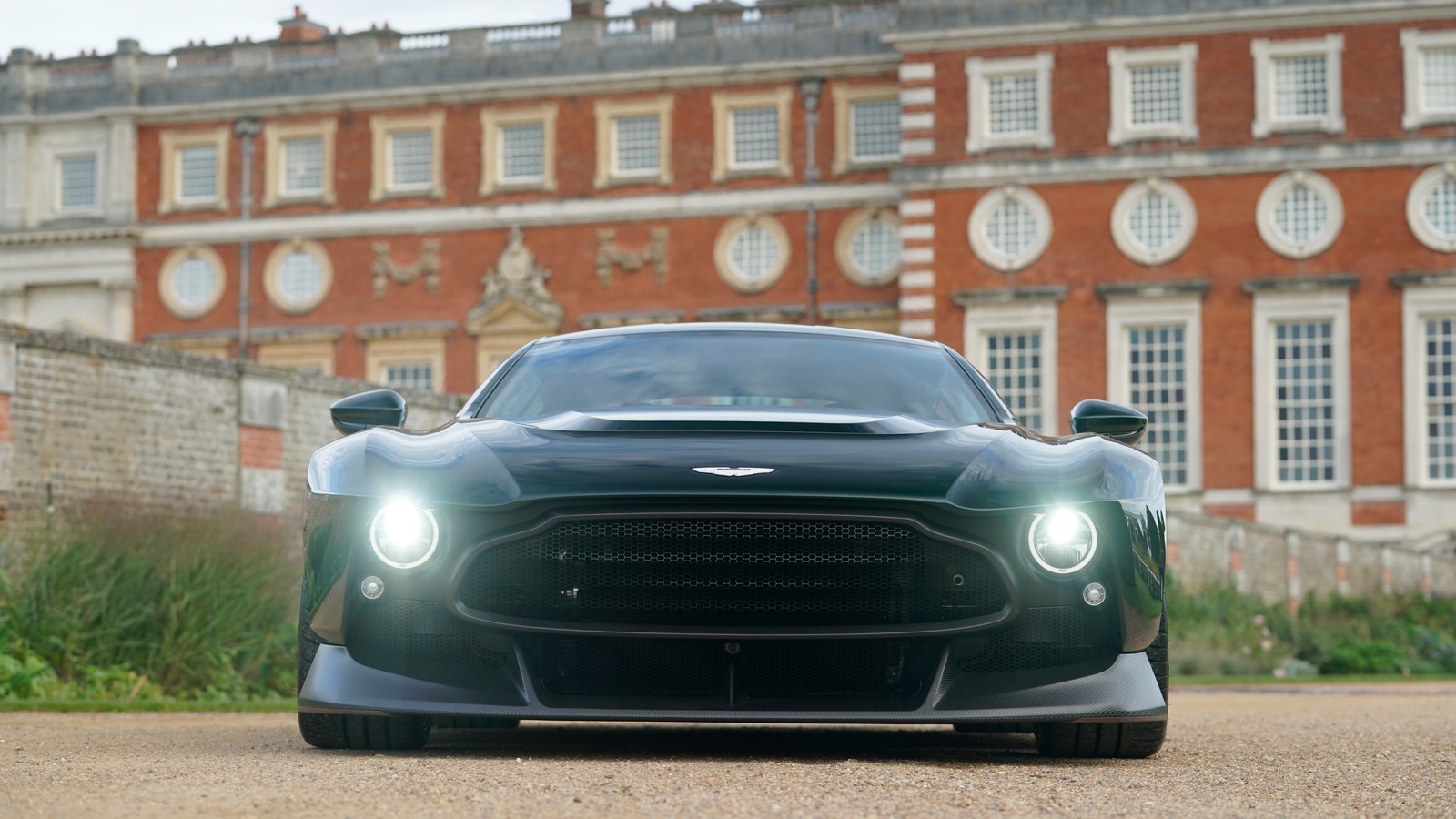 Um close de um carro estacionado em frente a um edifício (aston martin victor, hipercarros, supercarros, 5k, carros)