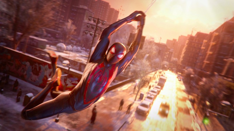 Человек-паук прыгает над городом в игре человек-паук (marvels spider man miles morales, инсомниак, playstation 5, видеоигра, веб качели)