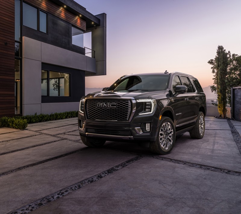 Крупный план черного gmc yukon denali, припаркованного перед современным домом (gmc yukon denali ultimate, люксовый внедорожник, 2023, 5k, 8k)