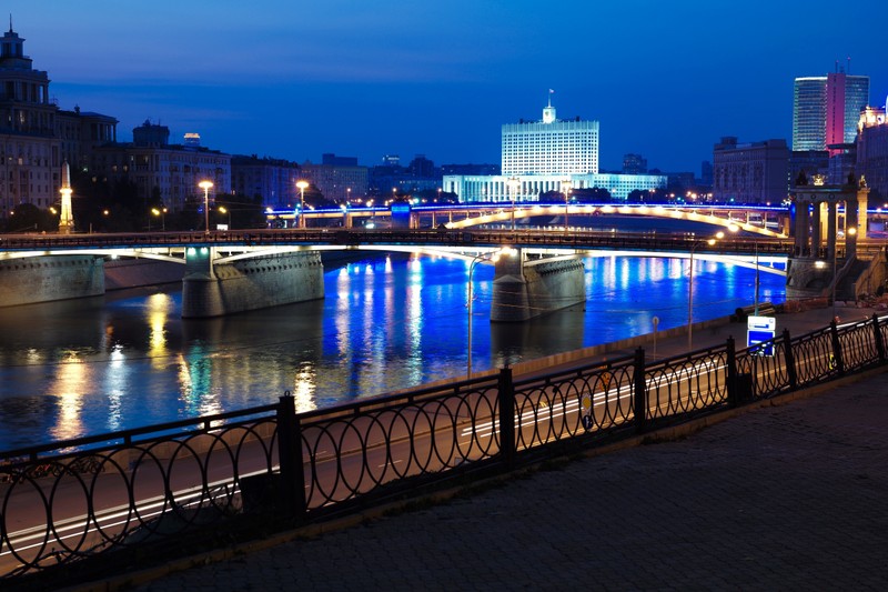 Ночной вид на мост через реку с городом на заднем плане (городской пейзаж, москва, ночь, город, городская территория)