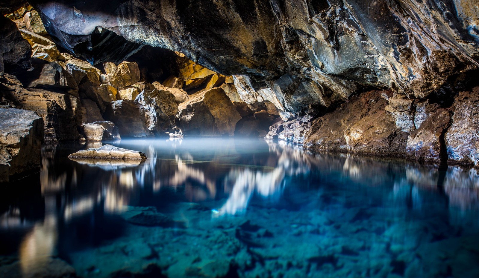 Eine große höhle mit einem wasserbecken darin (jon snow, natur, wasser, formation, natürliche landschaft)