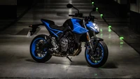 Impresionante Suzuki GSX 8S en un azul llamativo, exhibida en un elegante garaje iluminado.