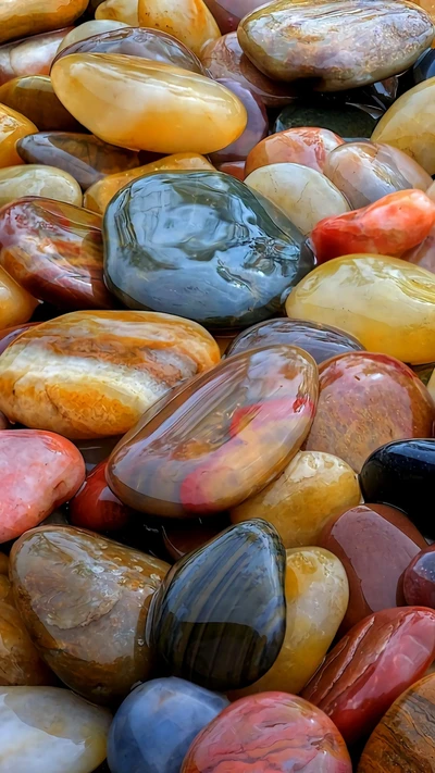 Galets colorés dans un arc-en-ciel de pierres naturelles