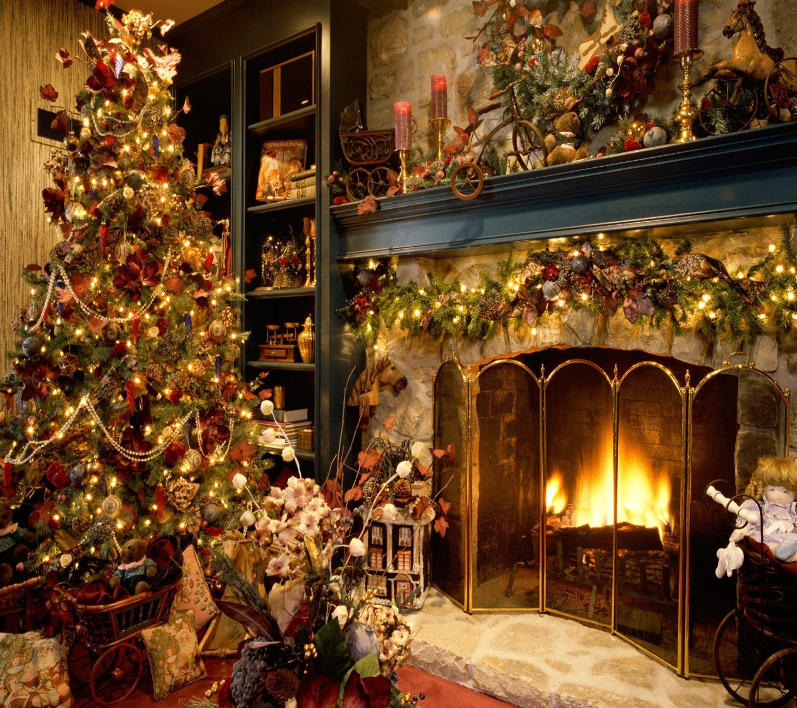 Fireplace with christmas tree and decorations in front of it (christmas, home)