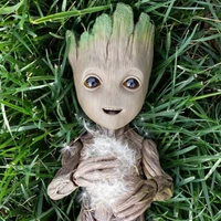 Groot aus den Guardians of the Galaxy, umgeben von Gras