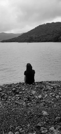 Fille solitaire au bord de l'eau