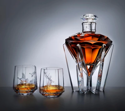 Carafe à whisky élégante avec deux verres gravés, mettant en valeur un riche liquide ambré.