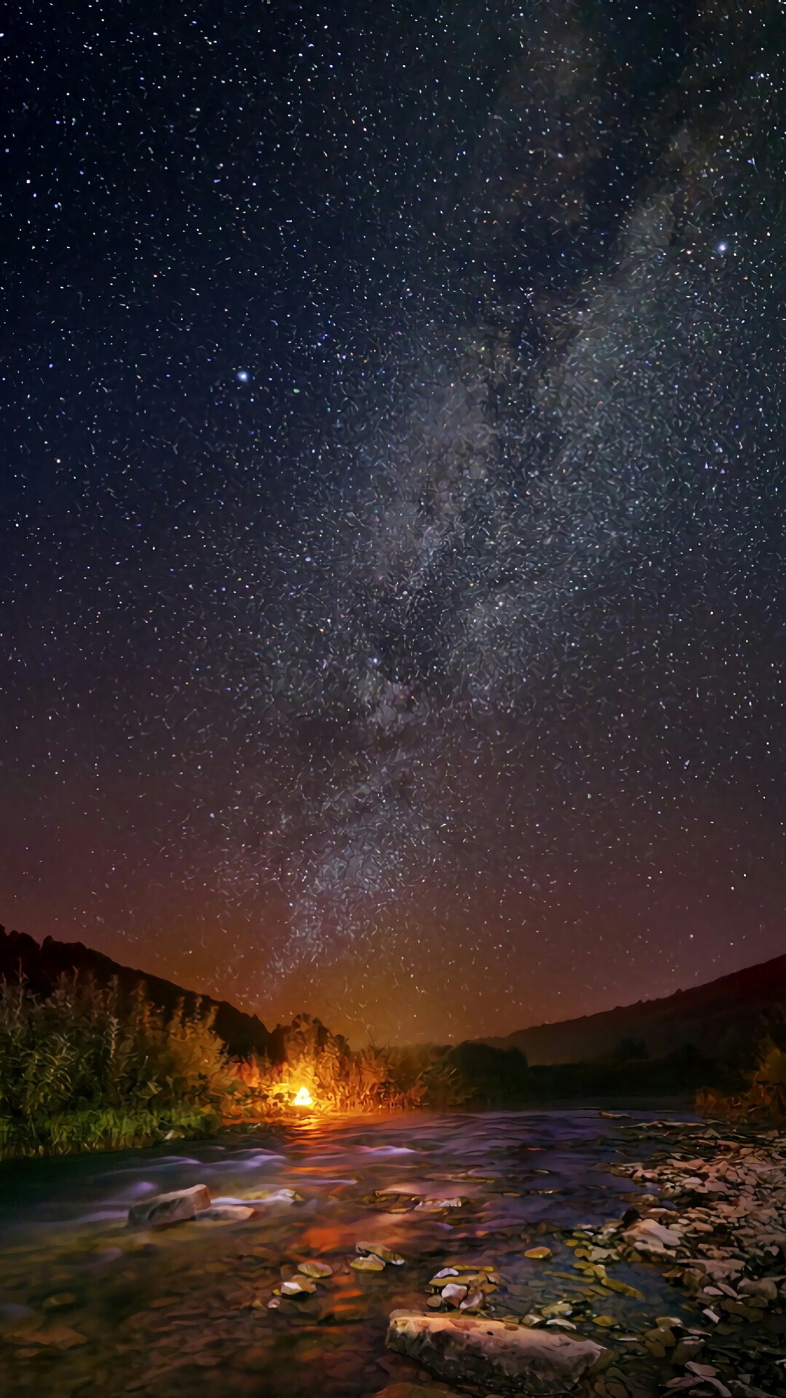 Noite estrelada sobre um rio com uma luz brilhante à distância (natureza, noite, céu, estrelas, leitoso)