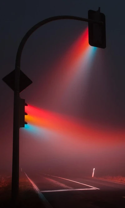 Bunte Straßenlichter, die durch den Nebel schneiden