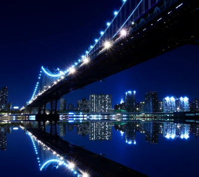 Impresionante vista nocturna de la ciudad de Nueva York con reflejos de puentes iluminados