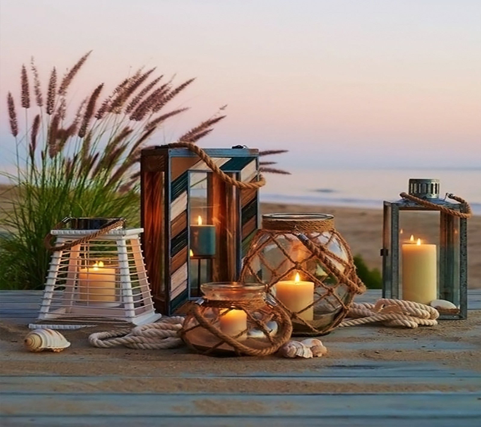 Velas acesas em uma mesa de madeira perto da praia (bonito, simplesmente)