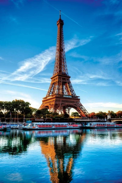 Torre Eiffel reflejada en aguas serenas