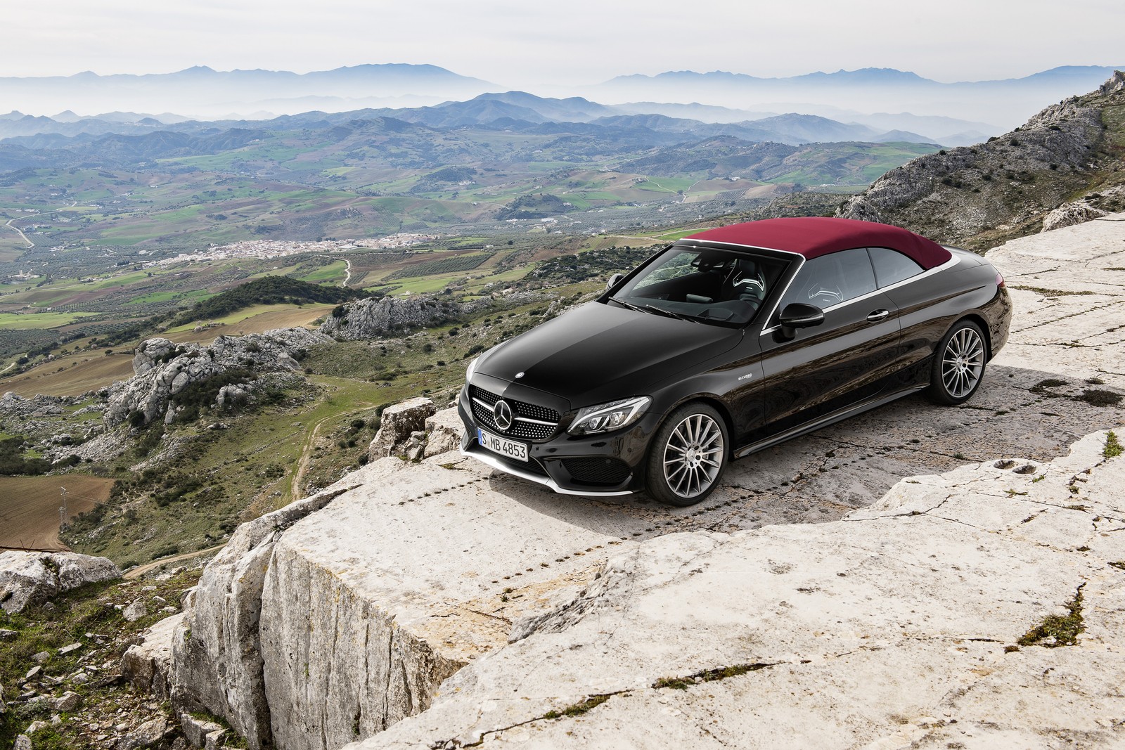 Une photo prise d'en haut d'une mercedes benz noire (voiture, cabriolet, jante, mercedes amg, voiture moyenne)