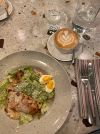 Ensalada de pollo a la parrilla con huevo pasado por agua y una taza de café