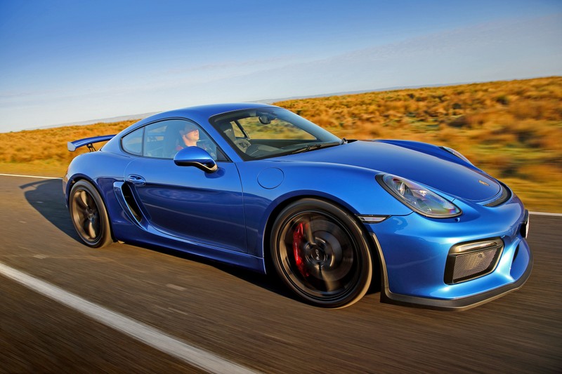 Синий porsche cayman едет по дороге с размытым фоном (porsche, машина, спортивный автомобиль, 2016 порше кайман gt4, porsche cayman)