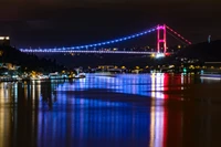 Reflexos noturnos vibrantes de uma ponte estaiada sobre a água