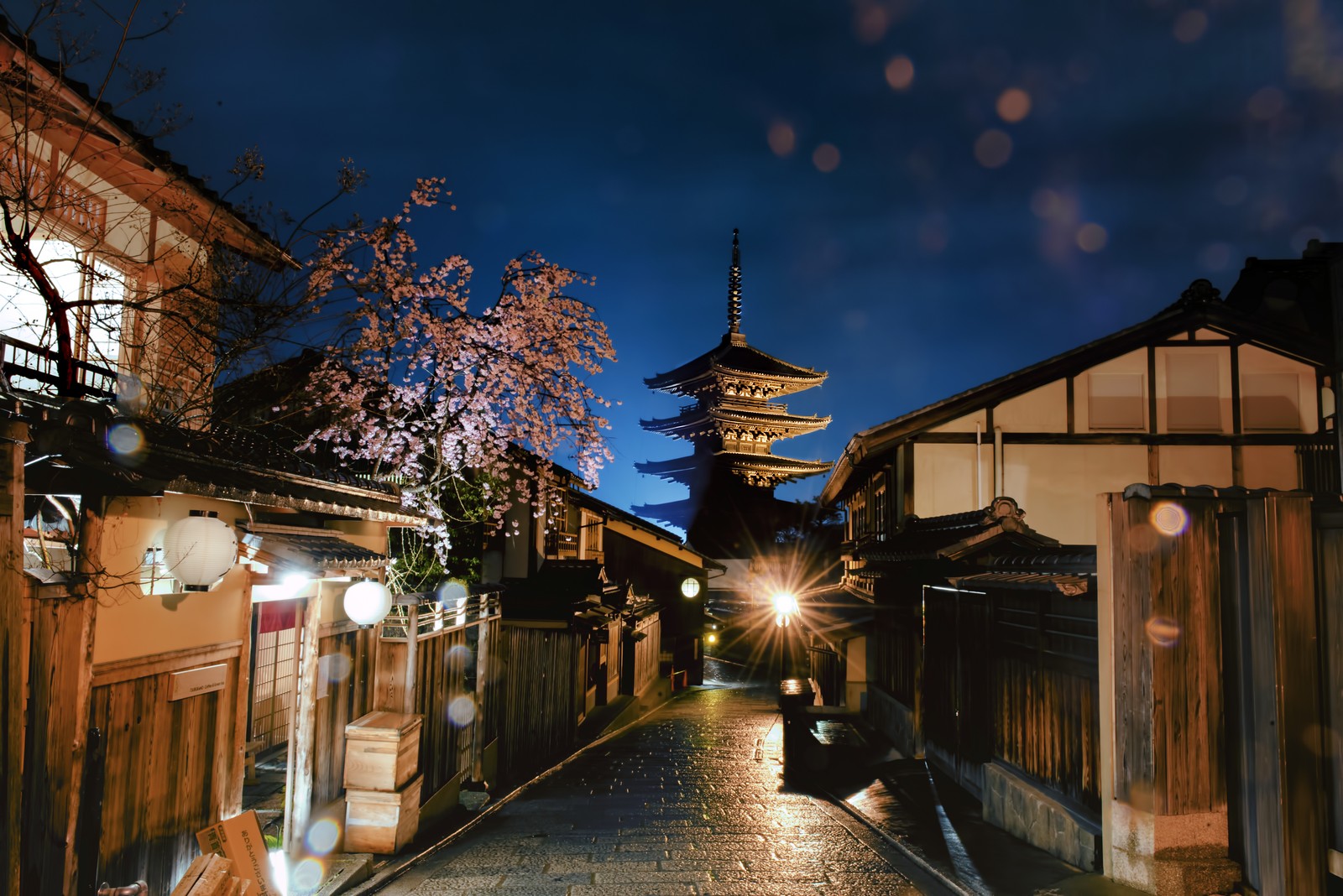 Vista árabe de uma rua com uma pagoda ao fundo (japão, iluminação, nuvem, madeira, superfície da estrada)