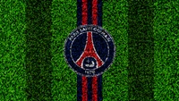 Logotipo do Paris Saint Germain em fundo de grama verde