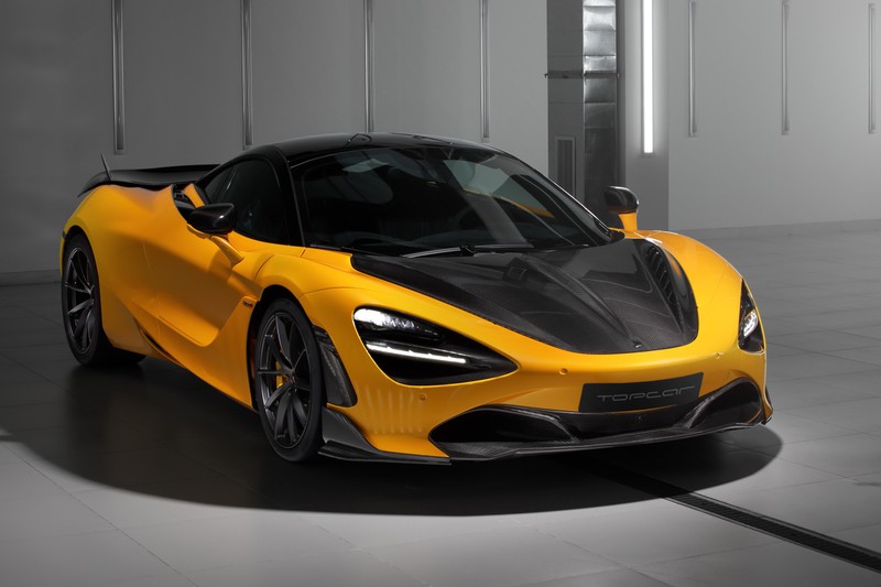 Желтый спортивный автомобиль припаркован в гараже с черным капотом (mclaren 720s fury, топкар, topcar, 2020, 5k)