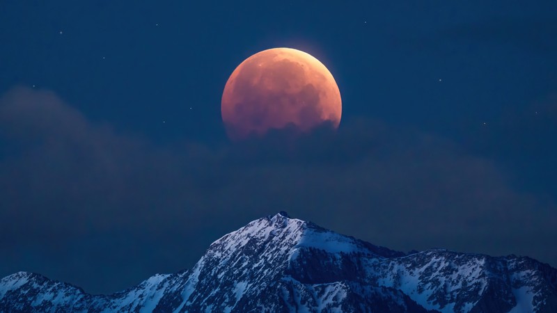 Полная луна видна над горами вдали (полный, луна, снег, гора, пейзаж)