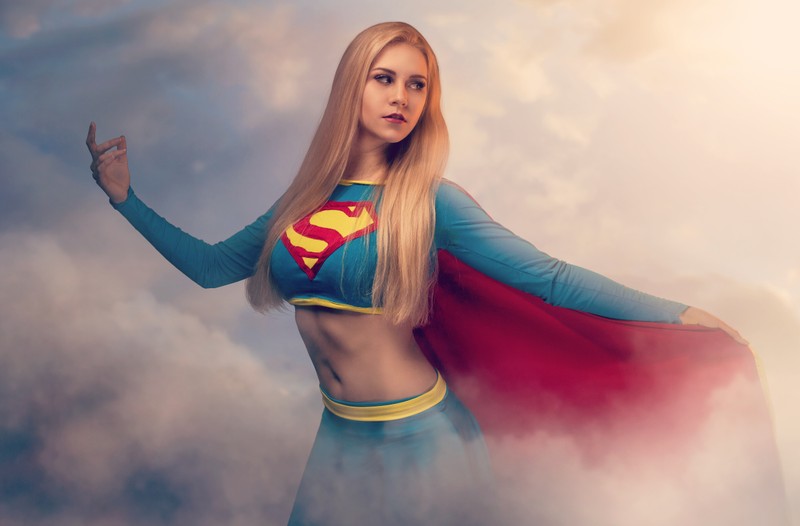 Женщина в костюме супермена позирует для фотографии (косплей, cosplay, супердевушка, supergirl, красота)