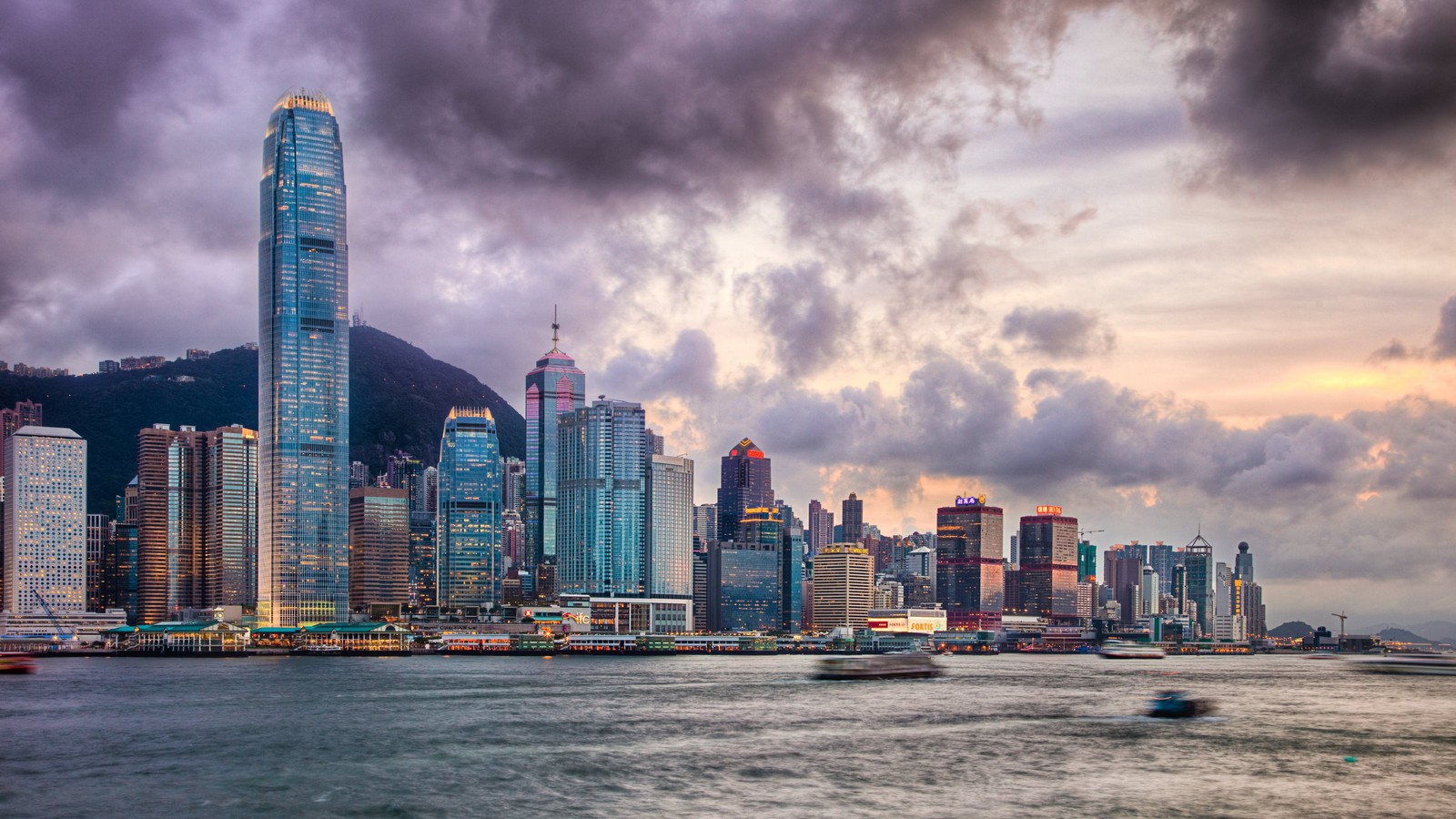 Vue aérienne d'une ligne d'horizon de ville avec un bateau dans l'eau (victoria harbour, victoria peak, paysage urbain, ville, horizon)