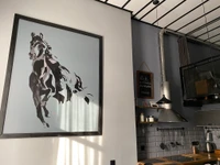 Pintura contemporânea de cavalos em interior moderno