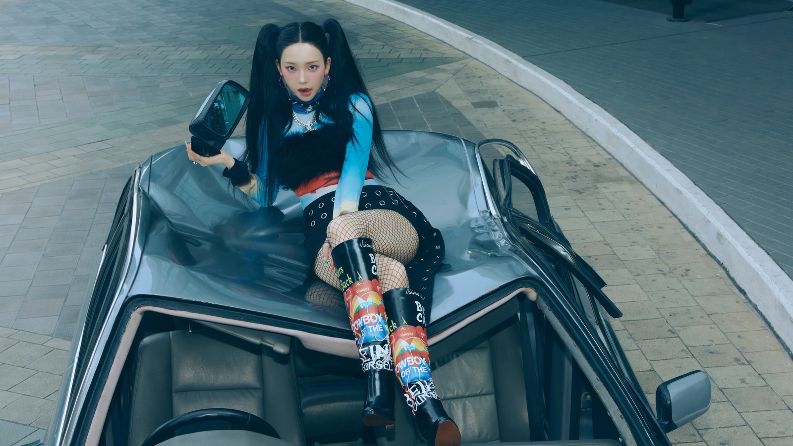 Girafe assise sur le toit d'une voiture avec une paire de bottes (karina, 카리나, yoo jimin, yu ji min, aespa)