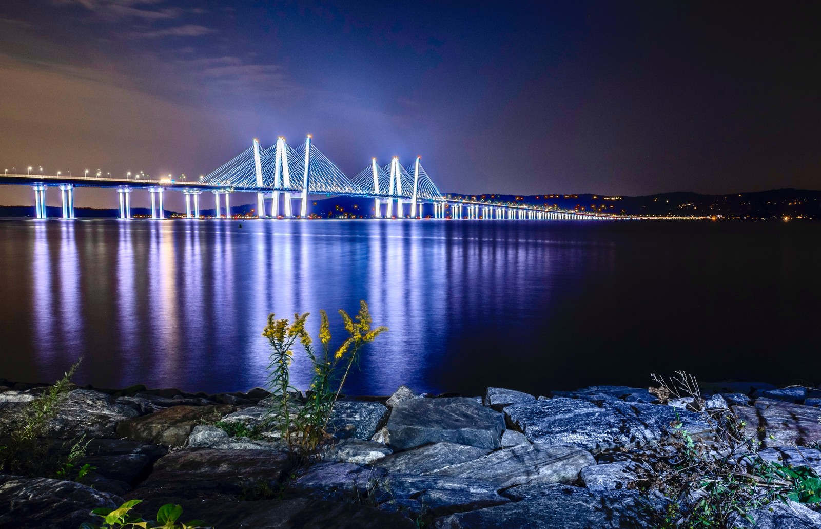 Uma longa exposição da ponte mack à noite (ponte estaiada, corpo de água, tempo noturno, reflexo, por do sol)