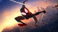 Miles Morales se balance à travers un paysage urbain vibrant au coucher du soleil, incarnant l'esprit de Spider-Man dans "À travers le Spider-Verse.