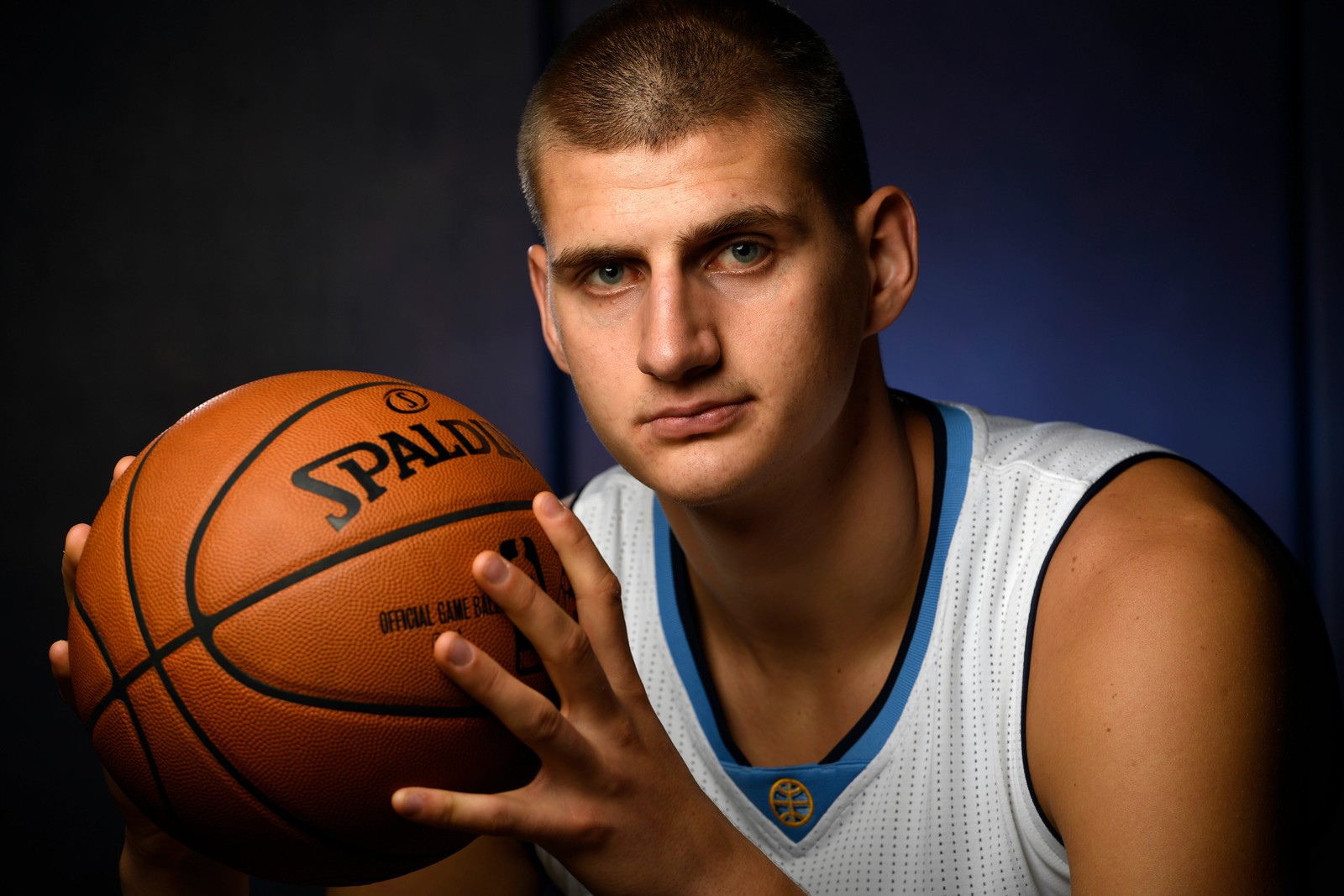 Arabischer männlicher basketballspieler, der einen basketball in seinen händen hält (nikola jokic, serbisch, basketballspieler, nba, denver nuggets)