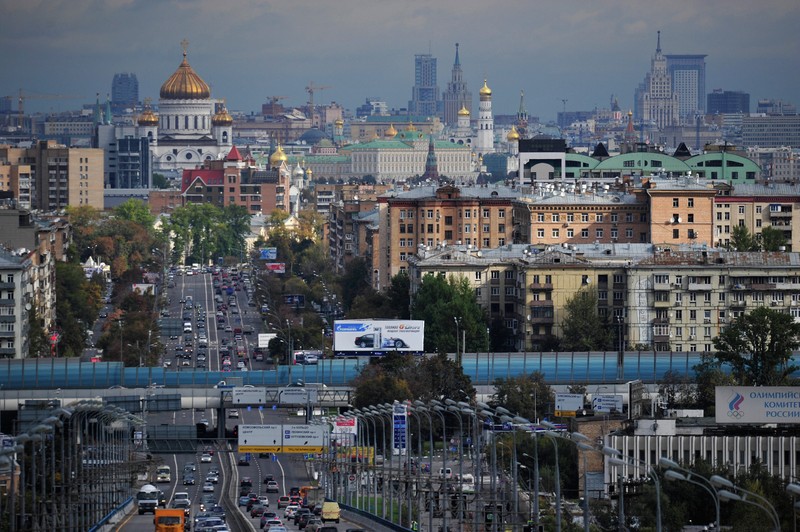 Автомобили едут по оживленной городской улице с мостом (москва, городская территория, городской пейзаж, город, метрополия)