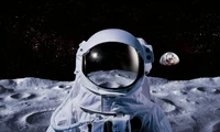 Astronauta na superfície lunar com a Terra visível ao fundo.