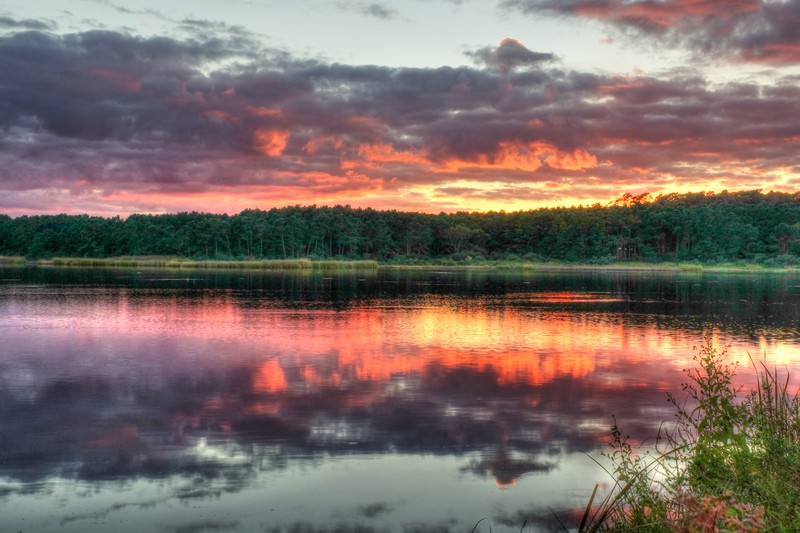 Арабская панорама озера на закате (парк штата хантингтон бич, huntington beach state park, северная каролина, закат, облачное небо)